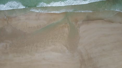 Drohne-Filmt-Die-Wunderschönen-Wellen-Des-Pen-Hat-Beach-In-Der-Bretagne-Frankreich-Von-Oben