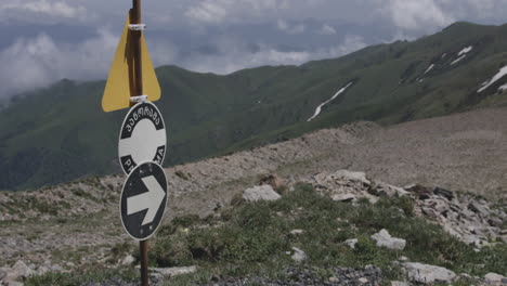 Signo-De-Triángulo-Amarillo-Y-Flecha-Para-Excursionistas-En-La-Cima-De-La-Montaña-En-Georgia