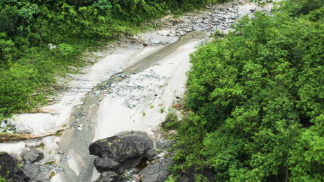 Nizao-Fluss-Und-Tropischer-Wald-In-Der-Dominikanischen-Republik---Luftdrohnenaufnahme