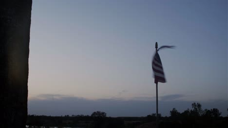 Sonnenuntergang-In-Einer-Bauernhofanzeige-Mit-Alter-Amerikanischer-Flagge,-Pfanne-Und-Heldentrieb-1