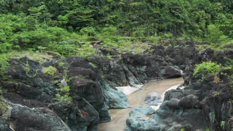 Felsformationen-Am-Fluss-Nizao-In-Der-Dominikanischen-Republik---Pullback-Aus-Der-Luft