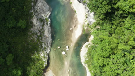 Vogelperspektive-über-Den-Nizao-Fluss,-Umgeben-Von-üppiger-Vegetation-In-Der-Dominikanischen-Republik---Drohnenaufnahme