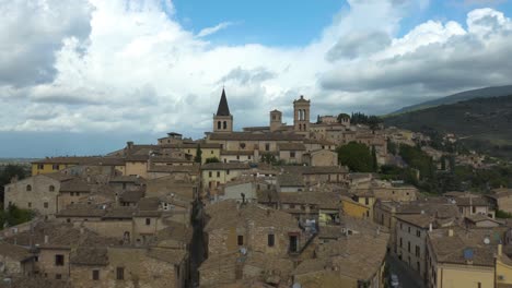 Cinematic-Establishing-Shot-Above-Spello,-Italy-in-the-Umbria-Region