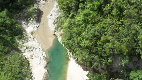 Blick-Von-Oben-Nach-Unten-Auf-Die-Malerische-Landschaft-Des-Nizao-Flusses-In-Der-Dominikanischen-Republik---Drohnenaufnahme