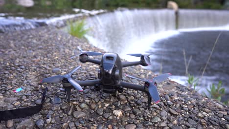 Drohne-Auf-Flussblick-Positioniert