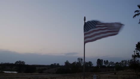 Sonnenuntergang-In-Einer-Bauernhofanzeige-Mit-Alter-Amerikanischer-Flagge,-Pfanne-Und-Heldentrieb