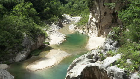 Charcos-Del-Nizao,-Flaches-Und-Klares-Wasser-Des-Nizao-Flusses-Mit-Felsformation-An-Einem-Sonnigen-Tag-In-Der-Dominikanischen-Republik