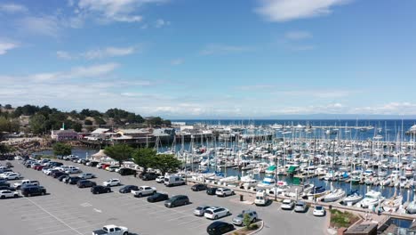 Amplia-Toma-Aérea-Ascendente-Del-Antiguo-Muelle-De-Pescadores-En-Monterey,-California