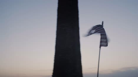 Sonnenuntergang-In-Einer-Bauernhofanzeige-Mit-Alter-Amerikanischer-Flagge,-Pfanne-Und-Heldentrieb-6