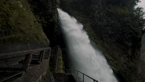 Atemberaubende-Aussicht-Auf-Den-Wasserfall-Pailon-Del-Diablo-In-Der-Nähe-Von-Banos-De-Agua-Santa,-Ecuador