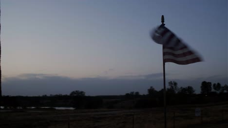 Sonnenuntergang-In-Einer-Bauernhofanzeige-Mit-Alter-Amerikanischer-Flagge,-Pfanne-Und-Heldentrieb-5