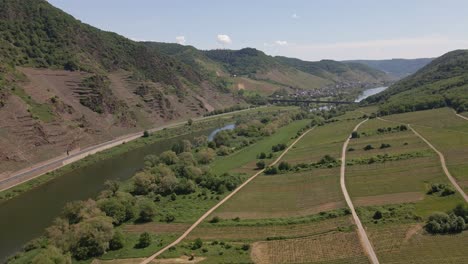 Toma-De-Dron-Ascendente-Del-Impresionante-Bremm-Moselle-Loop