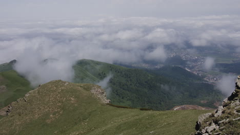 Weiße-Wolken-über-Den-Bergen-Mit-Grünem-Wald-Vom-Gipfel-In-Georgia