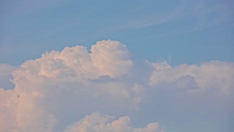 Tiro-De-Lapso-De-Tiempo-De-Cielo-Azul-Con-Movimiento-De-Nubes-Blancas-Esponjosas-Durante-El-Día