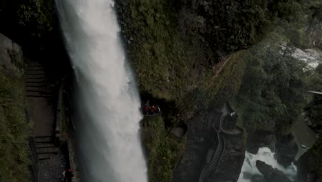 Berühmter-Wasserfall-Pailon-Del-Diablo-In-Banos-De-Agua-Santa,-Ecuador---Nach-Unten-Kippen