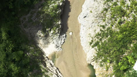 Drohne-Fliegt-über-Das-Flussbett-Los-Charcos-De-Nizao-Im-Abgelegenen-Dschungel-Der-Dominikanischen-Republik