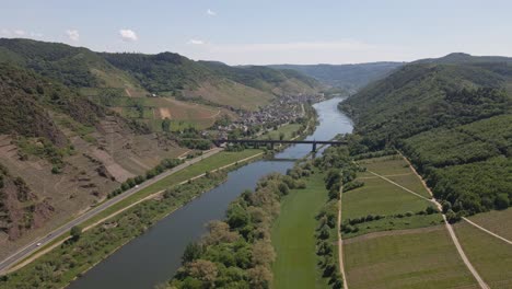 Arcing-Shot-Of-The-Bremm-Moselle-Loop-With-A-Bridge-Crossing-The-River-Moselle