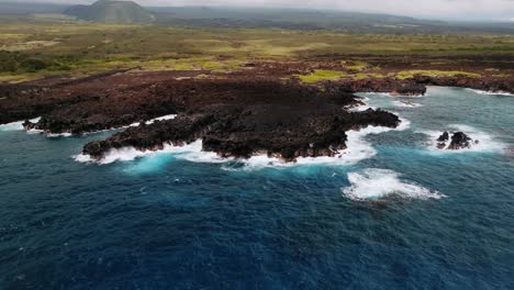 Dunkles-Lavagestein-Trifft-Auf-Die-Brechenden-Wellen-Auf-Der-Großen-Insel-Hawaii