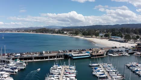 Niedrige-Luftschwenkaufnahme-Der-Bucht-Von-Monterey-Vom-Marina-In-Monterey,-Kalifornien