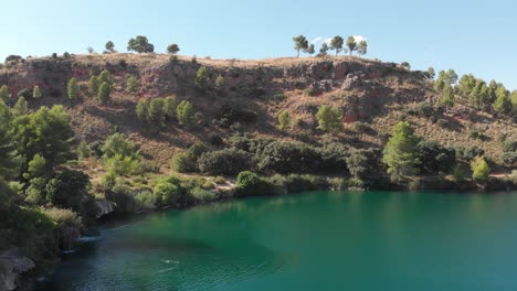 Drohne-Enthüllt-Ufer-Der-Türkisfarbenen-Laguna-Colgada-In-Einer-Trockenen-Umgebung