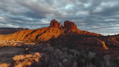Cathedral-Rock-With-Dramatic-Clouds-At-The-Sunset-Horizon-In-Sedona,-Arizona