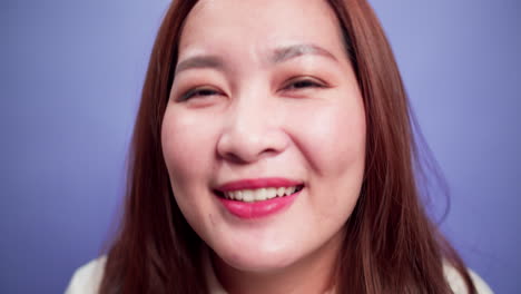 Nahaufnahme-Porträt-Einer-Attraktiven-Asiatischen-Frau,-Die-Glücklich-Lächelnd-Und-Selbstbewusst-Fröhlich-Mit-Violettem-Hintergrund-Mit-Weichem-Fokus-Ist-3