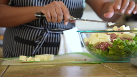 Würfeln-Von-Käse-Zum-Hinzufügen-Zum-Gehackten-Salat---Antipasti-Salat-Serie