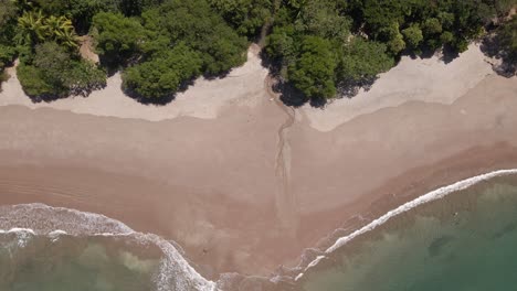Statische-Luftaufnahme-Von-Diagonalen-Wellen,-Die-Auf-Einen-Wunderschönen-Leeren-Strand-In-Einer-Ruhigen-Lage-An-Der-Unberührten-Westküste-Von-Costa-Rica-Krachen