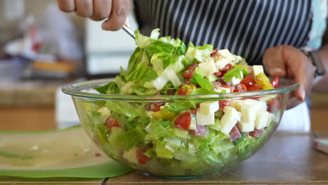 Rühren-Und-Mischen-Aller-Zutaten-Eines-Gehackten-Salats---Antipasti-Salat-Serie