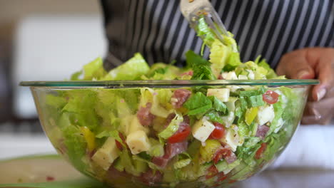 Mischen-Aller-Frischen-Zutaten-Eines-Gehackten-Salats---Antipasti-Salat-Serie