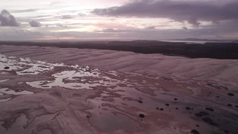 Panoramablick-Auf-Die-Sanddünen-Und-Den-Strand-Von-Stockton-Bei-Sonnenaufgang-In-NSW,-Australien