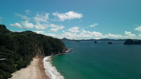 Filmischer-Drohnenflug-über-Cathedral-Cove-Auf-Der-Nordinsel-Neuseelands