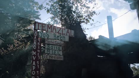 Un-Cartel-Frente-A-Una-Choza-De-Temazcal-Tradicional-En-Las-Montañas-De-México