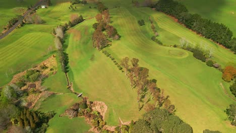 Cinematic-flight-over-New-Zealand-golf-course-in-the-Coromandel