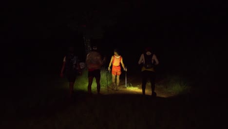 People-Trail-runners-during-a-night-run