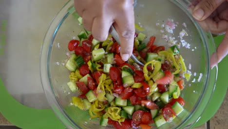 Mischen-Der-Nassen-Zutaten:-Tomaten,-Eingelegte-Paprika,-Olivenöl,-Essig,-Gurken-Und-Schalotten-Für-Einen-Gehackten-Salat---Antipasti-Salat-Serie