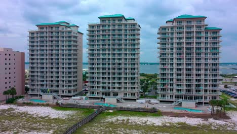 Aerial-view-panning-left-of-the-Summerwind-hotel-and-resort-in-Navarre-Beach-Florida