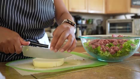 Schneiden-Einer-Runde-Milden,-Weißen-Käses,-Um-Sie-Zu-Einem-Gehackten-Salat-Hinzuzufügen---Antipasti-Salat-Serie