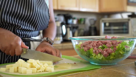 Schneiden-Eines-Weißen,-Milden-Käses-In-Würfel,-Um-Ihn-Einem-Gehackten-Salat-Hinzuzufügen---Antipasti-Salat-Serie