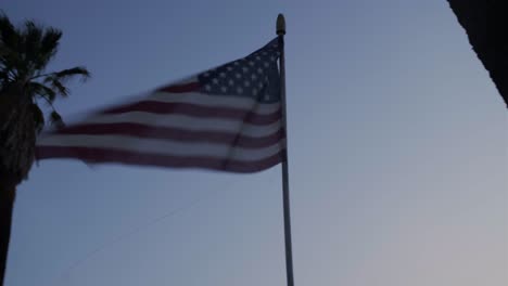 Sonnenuntergang-In-Einer-Bauernhofanzeige-Mit-Alter-Amerikanischer-Flagge,-Pfanne-Und-Heldentrieb-10