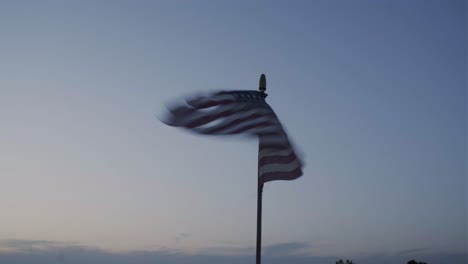 Sonnenuntergang-In-Einer-Bauernhofanzeige-Mit-Alter-Amerikanischer-Flagge,-Pfanne-Und-Heldentrieb-9