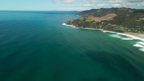Drone-Volando-A-Través-De-La-Playa-De-Agua-Caliente-Durante-La-Marea-Baja