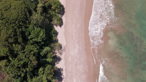 Filmische-Einspielung-Eines-Leeren-Tropischen-Strandes-In-Mittelamerika-Mit-Türkisfarbenem-Und-Warmem-Pazifischem-Wasser