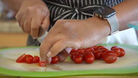 Cortar-Tomates-Cherry-Por-La-Mitad-Para-Hacer-Una-Ensalada-Picada---Serie-De-Ensalada-Antipasto