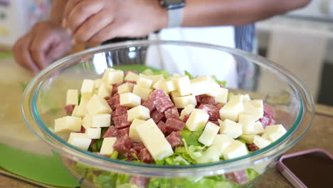 Hinzufügen-Von-Provolone-Käse-Zu-Einem-Gehackten-Salat---Antipasti-Salat-Serie