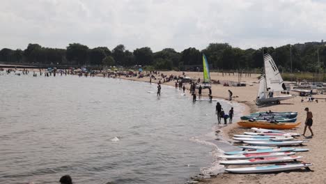 Beach-along-Lake-Michigan-in-Evanston,-Illinois-with-people