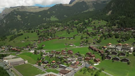 Vista-Aérea-De-La-Terminal-De-Grindelwald-Y-Del-Campo