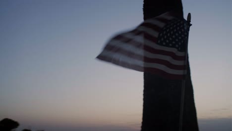 Sonnenuntergang-In-Einer-Bauernhofanzeige-Mit-Alter-Amerikanischer-Flagge,-Pfanne-Und-Heldentrieb-7