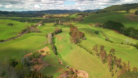Drone-Volando-Sobre-El-Campo-De-Golf-De-Nueva-Zelanda-Un-Sábado-Por-La-Mañana
