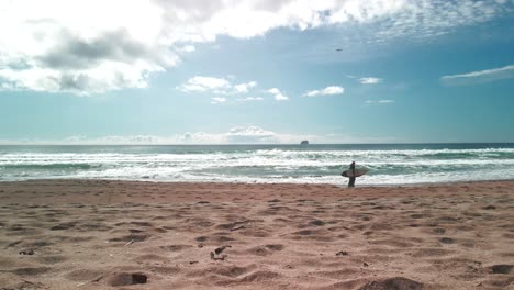 Dos-Surfistas-Caminando-Por-La-Playa